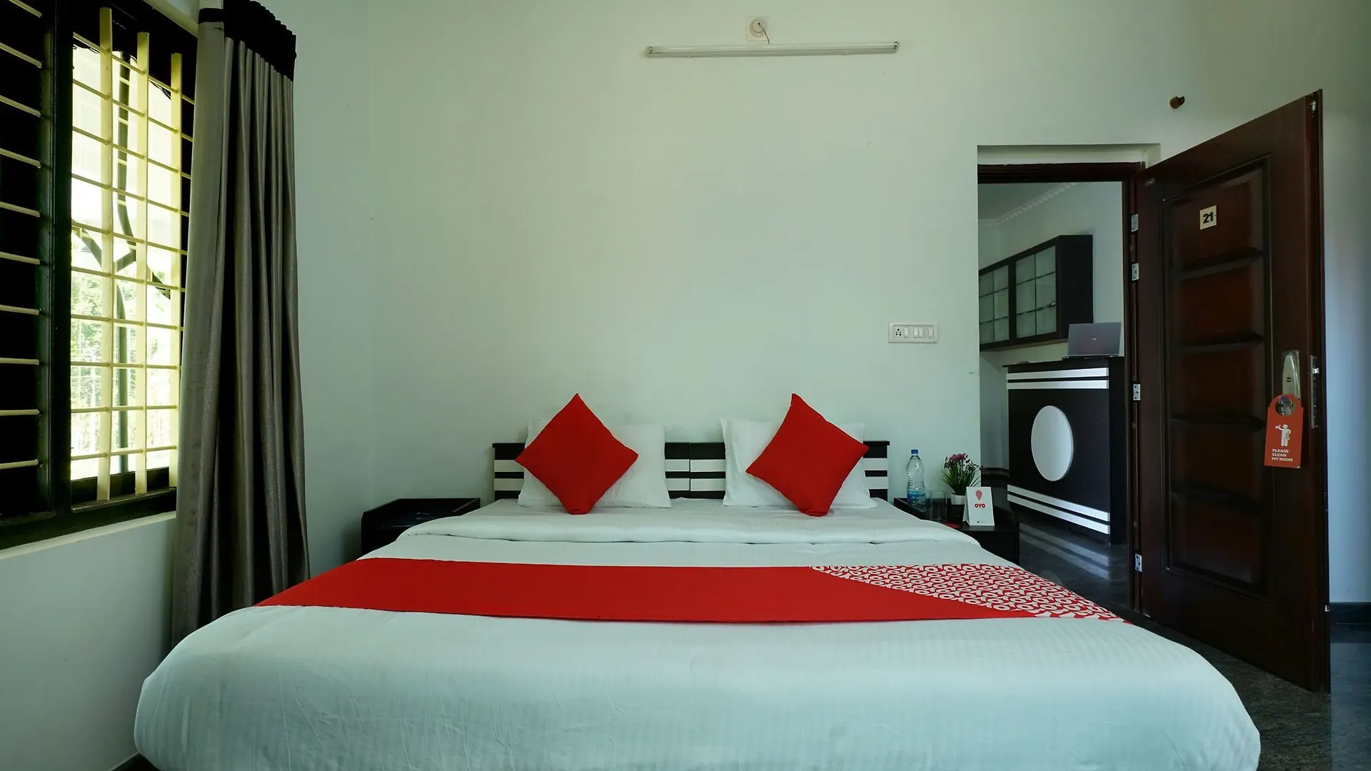 ** Hotel Oyo 12224 Karoli Inn Munnar India